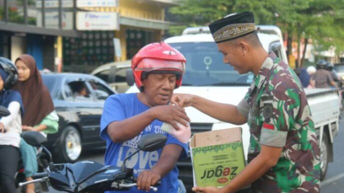 Prajurit 323 Buaya Putih bagikan Takjil