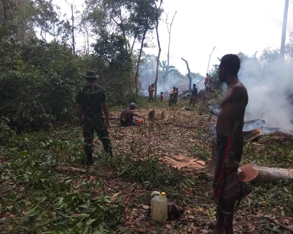 Satgas Yonif 411 Kostrad Bersama Masyarakat Yakyu Buka Jalan Baru Menuju Perbatasan