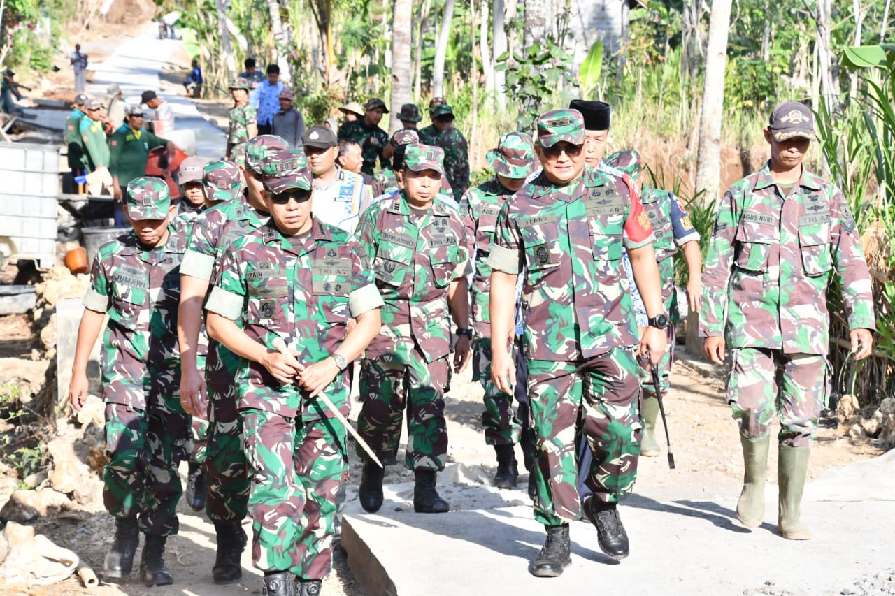 Danrem 083/Baladhika Jaya Tinjau TMMD 106 di Desa Kedungsalam