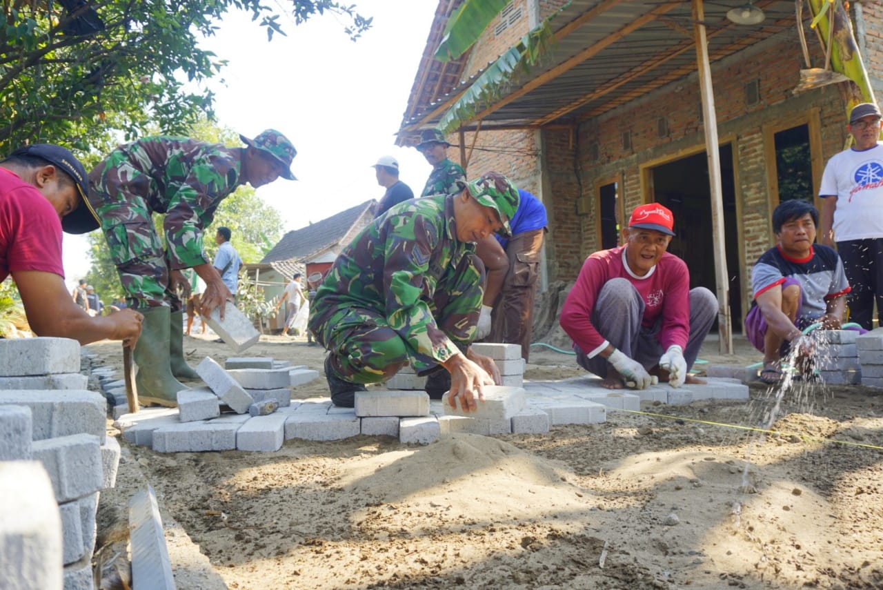 Kodim 0805/Ngawi Bantu Warga Pemasangan Paving Jalan