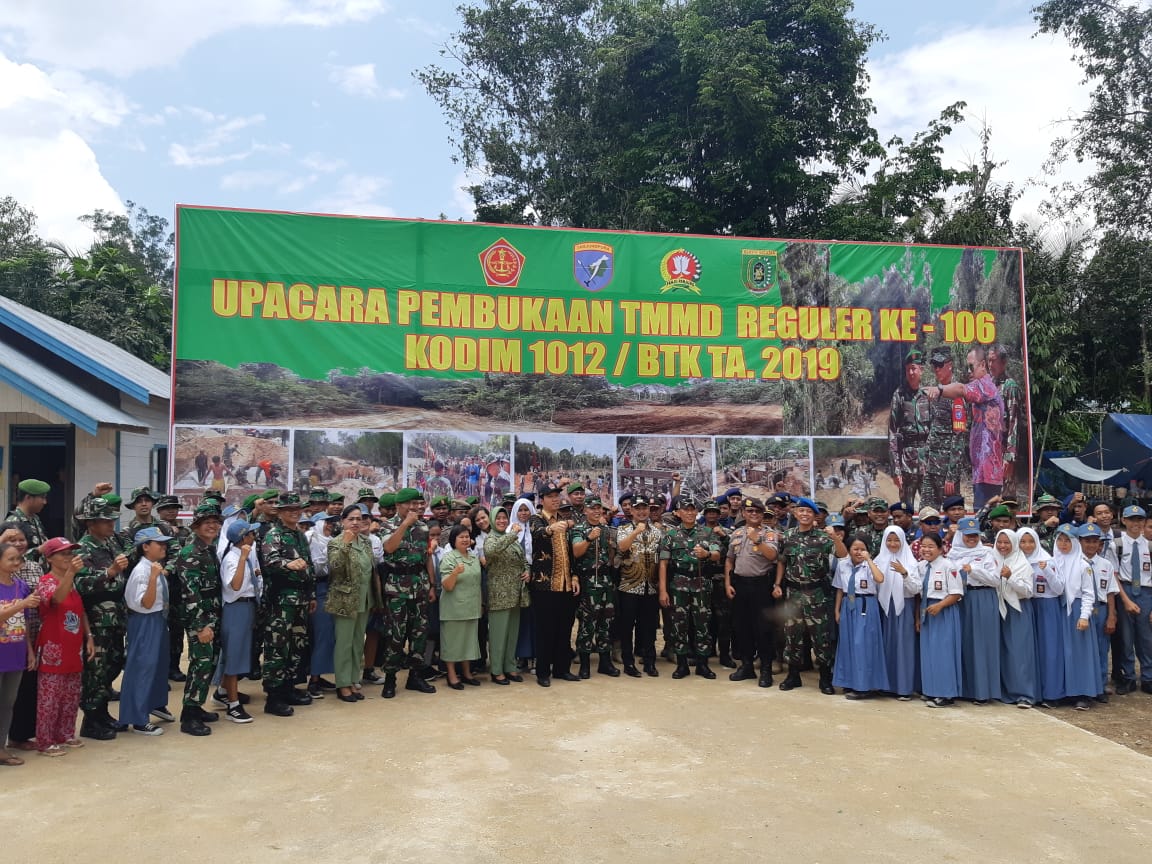 Bupati Barsel Secara Resmi Buka TMMD ke-106 di Gunung Bintang Awai