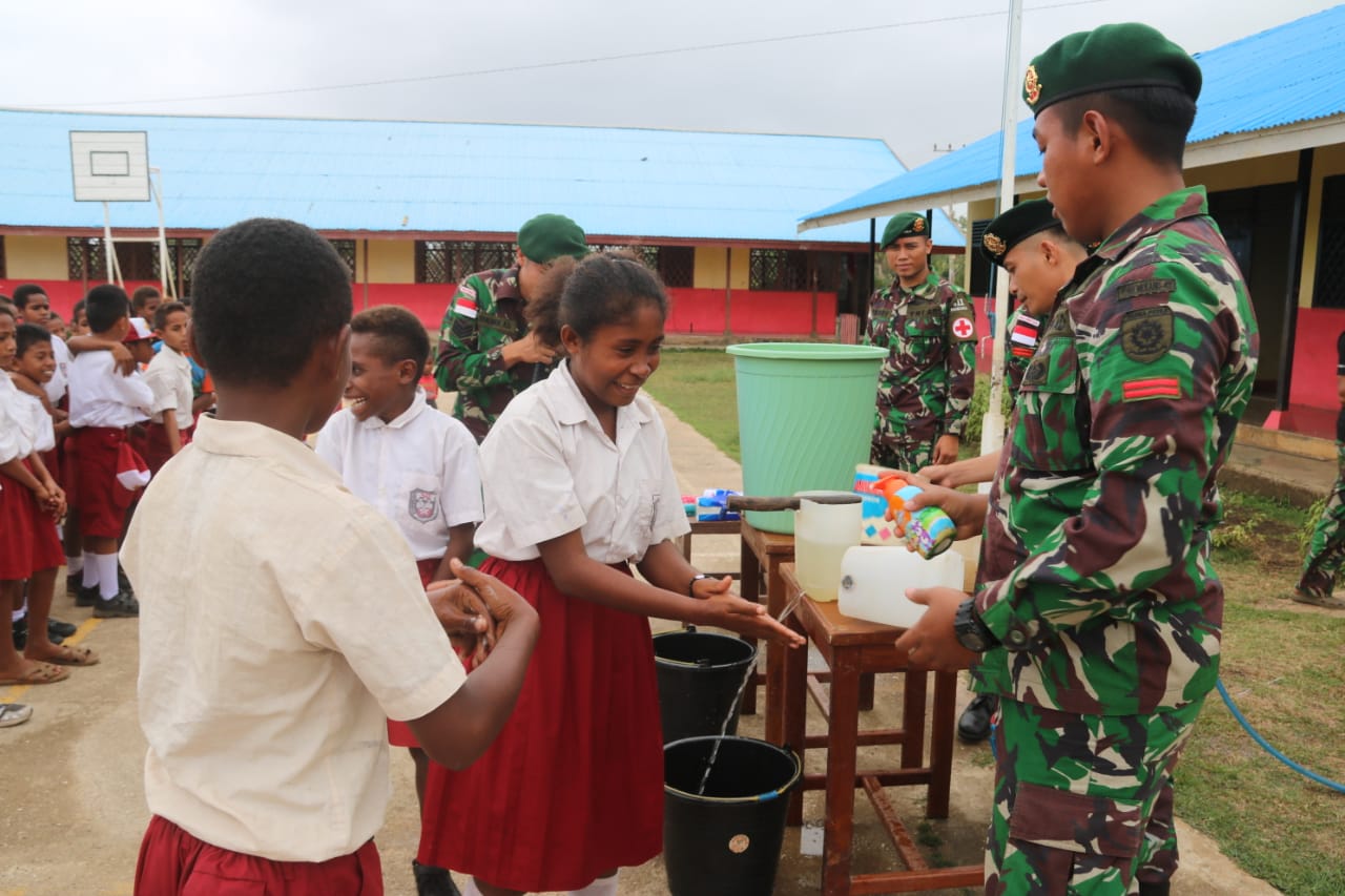 Satgas Yonif 411 Kostad Gelar Cara Cuci Tangan Pakai Sabun di Sekolah Perbatasan