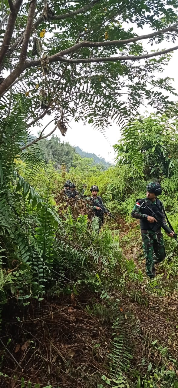 Satgas Yonif Raider 509 Kostrad Pos Tatakra Lakukan Patroli Keamanan