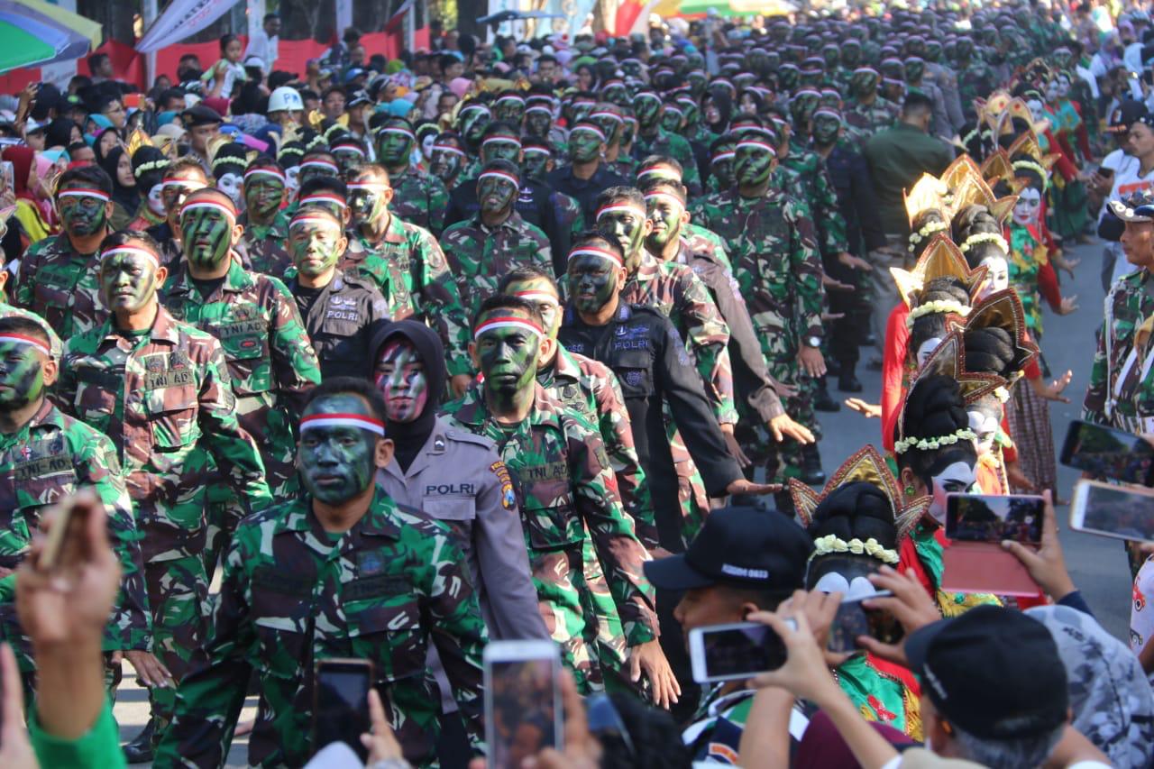 Puncak Peringatan HUT TNI Ke- 74, Ratusan TNI – Polri Tampilkan Kolosal Tari Thengul