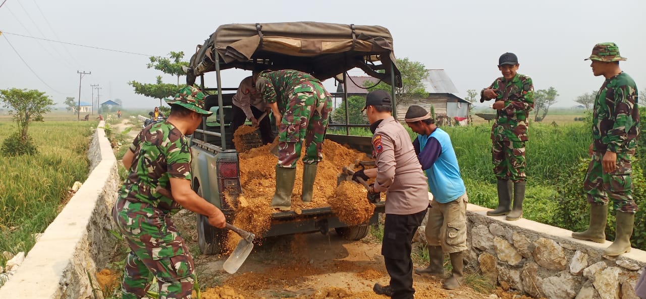 Kodim Barabai Bersama Warga Gotong-royong Uruk Jalan