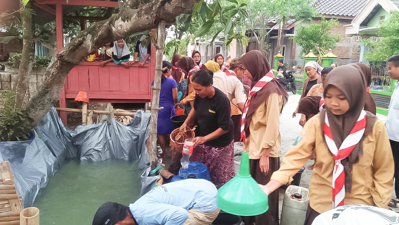 Pramuka Saka Wira Kartika Distribusikan Air Bersih Kepada Warga Karung