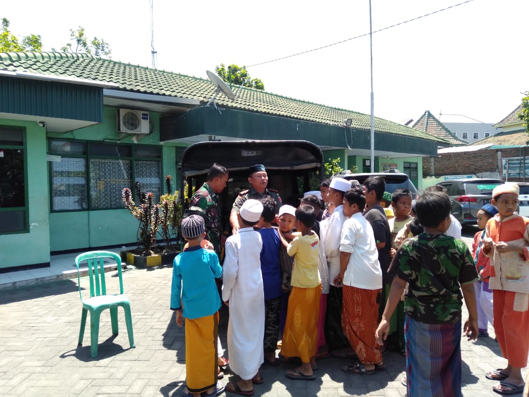 Koramil Pabean Cantian Usah Sholat Jumat Bagikan Makan Siang