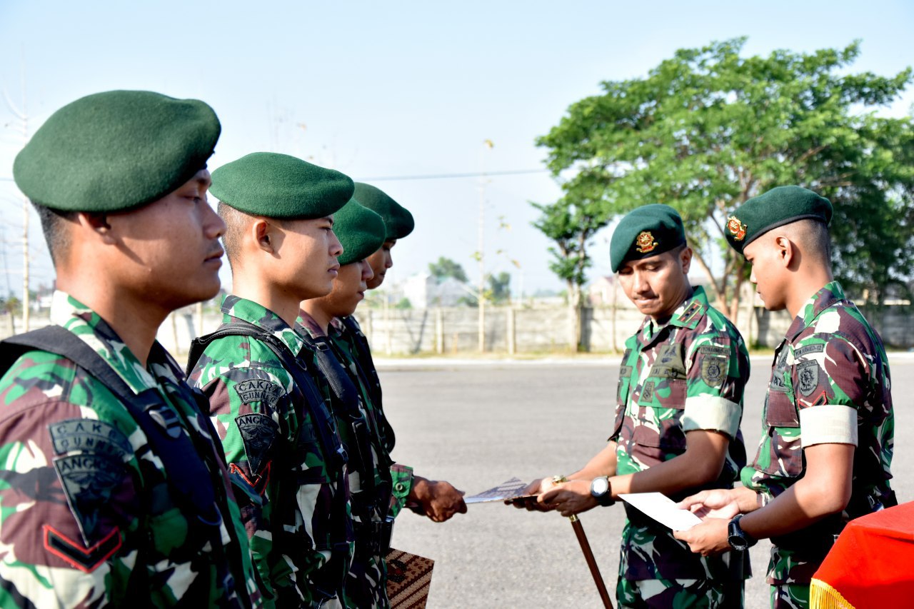 Danyonarmed 12 Beri Penghargaan Bagi prajurit Berprestasi