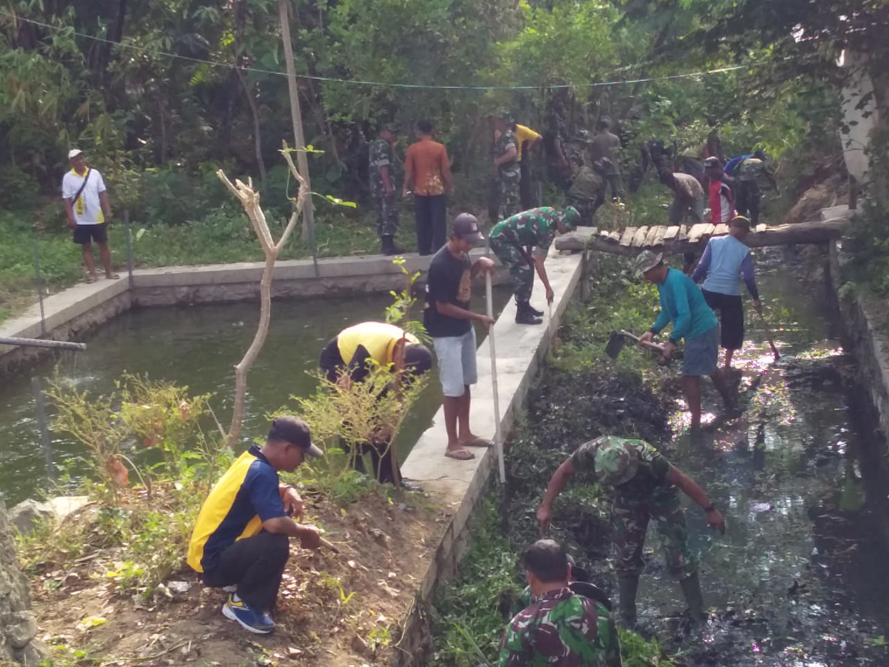 Koramil Jiwan Bersama Masyarakat Bersihkan Saluran Irigasi