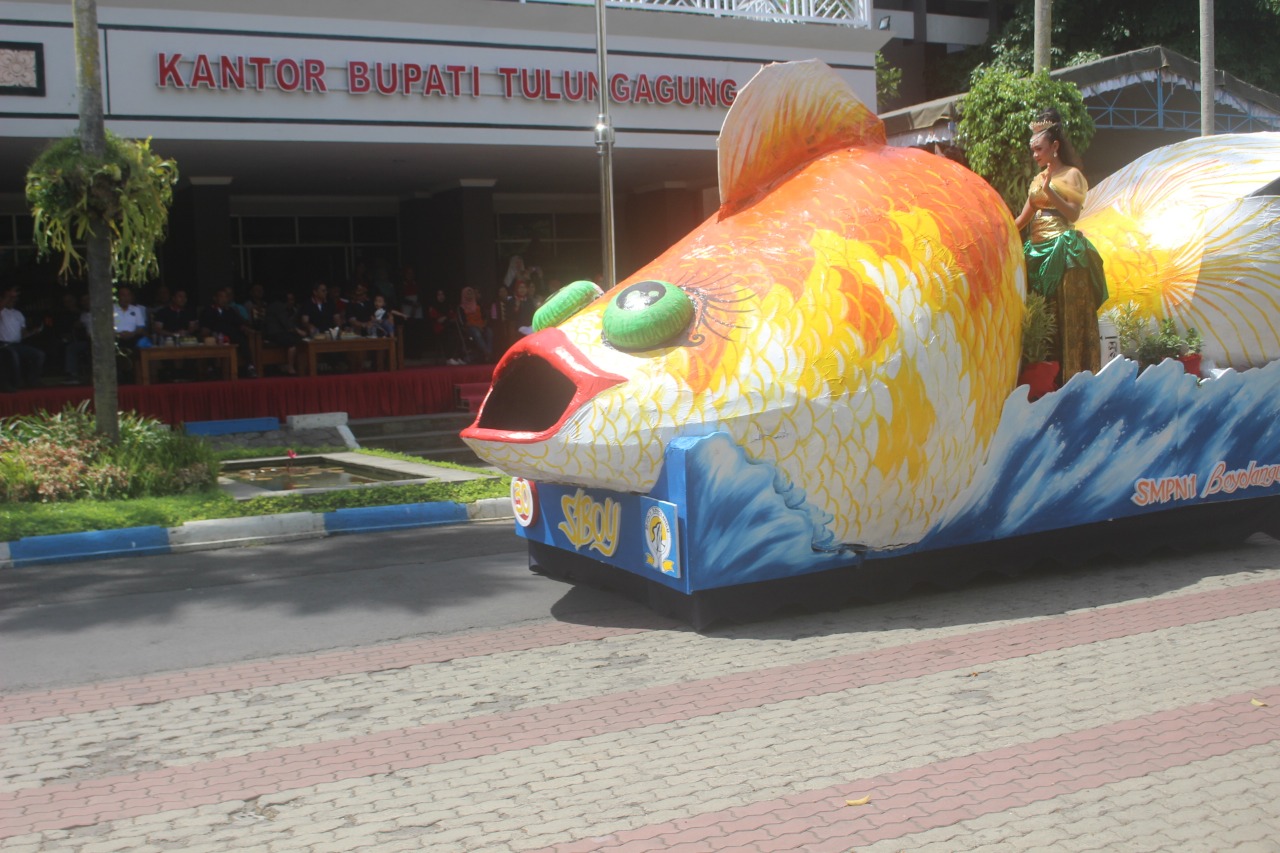 Kasdim Dampingi Bupati Terima Peserta Pawai Mobil Hias