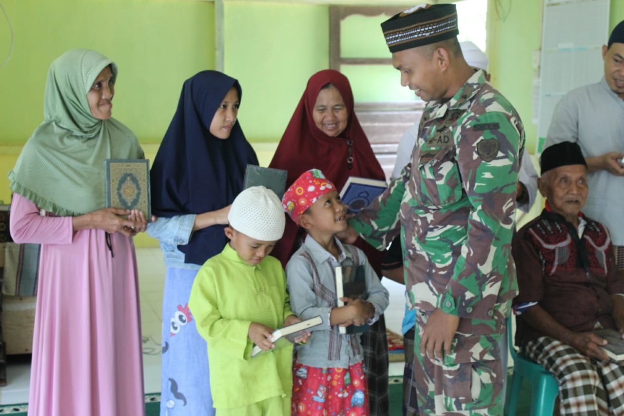 Peduli Akhlak dan Moral Bangsa, Satgas 301/Pks Bagikan Al-Quran di Perbatasan