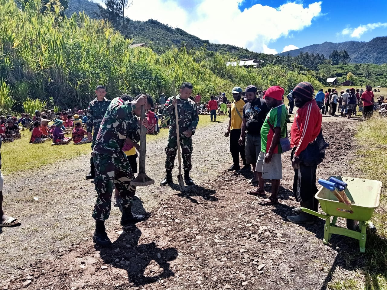 Satgas Yonif Raider 509 Kostrad Laksanakan Karya Bhakti Perbaikan Jalan