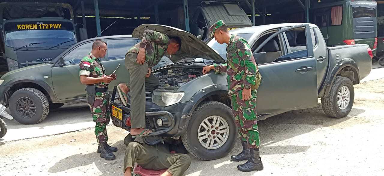 Jelang Dorlog, Pos Kalan Satgas Yonif Raider 509 Kostrad Cek Kendaraan Dinas