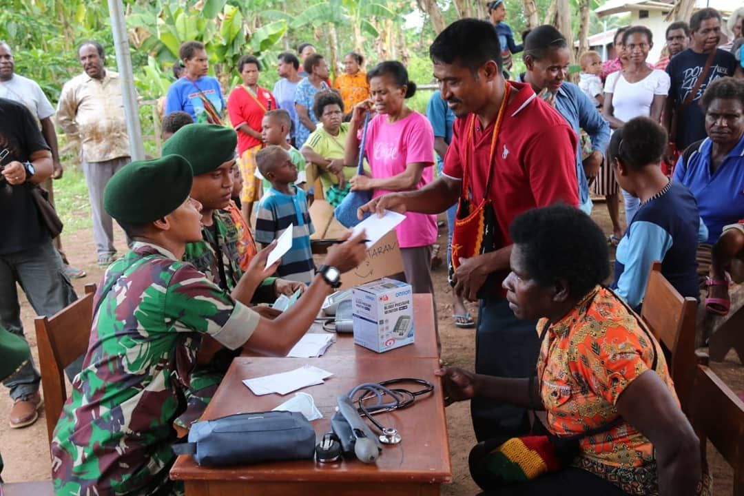 Satgas Yonif 411 Kostrad Bersama IDI Gelar Bakti Sosial di Perbatasan RI-PNG