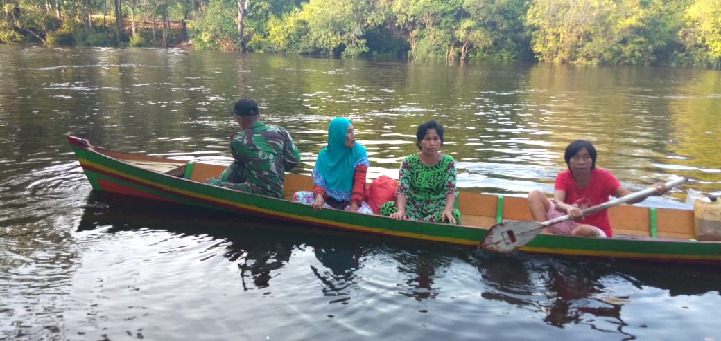 Menggunakan Sampan, Babinsa Jangkang Turut Cari Nenek 73 Tahun yang Hilang saat Memancing