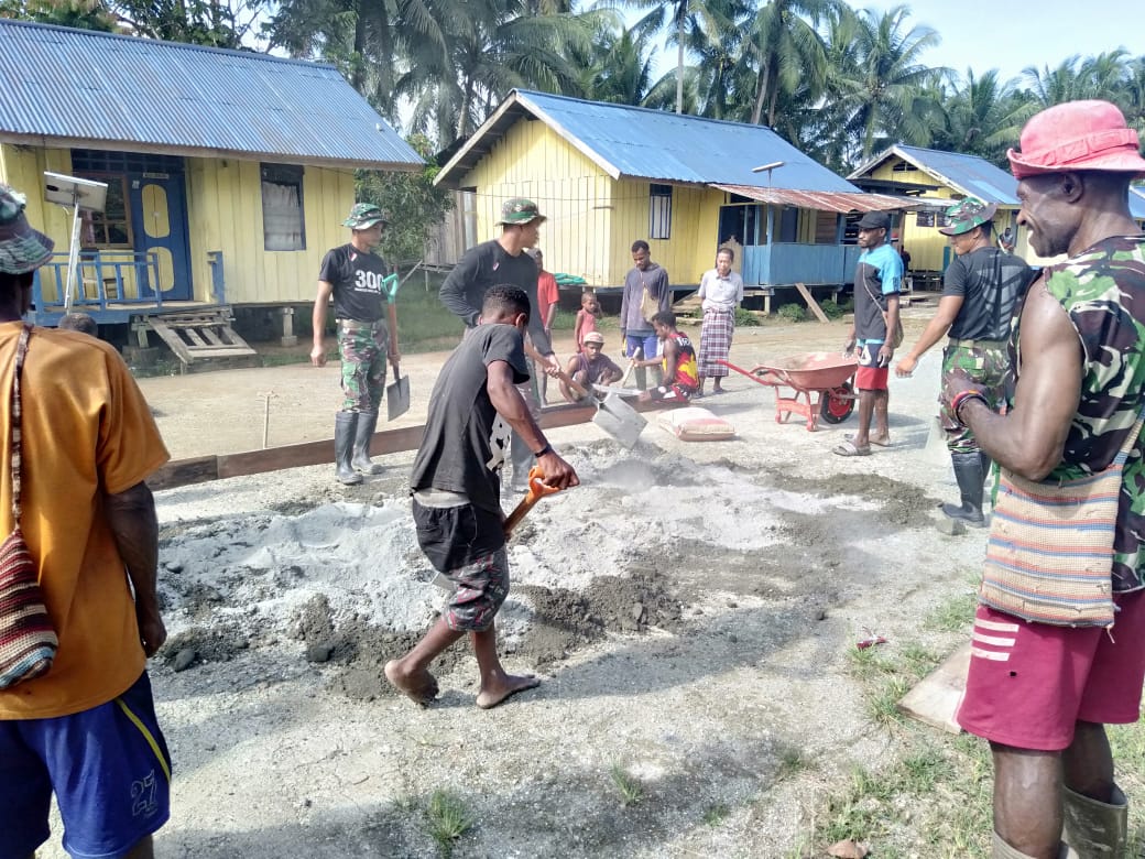 Personel Raider 300 Gotong Royong Membuat Jalan Kampung Yabanda