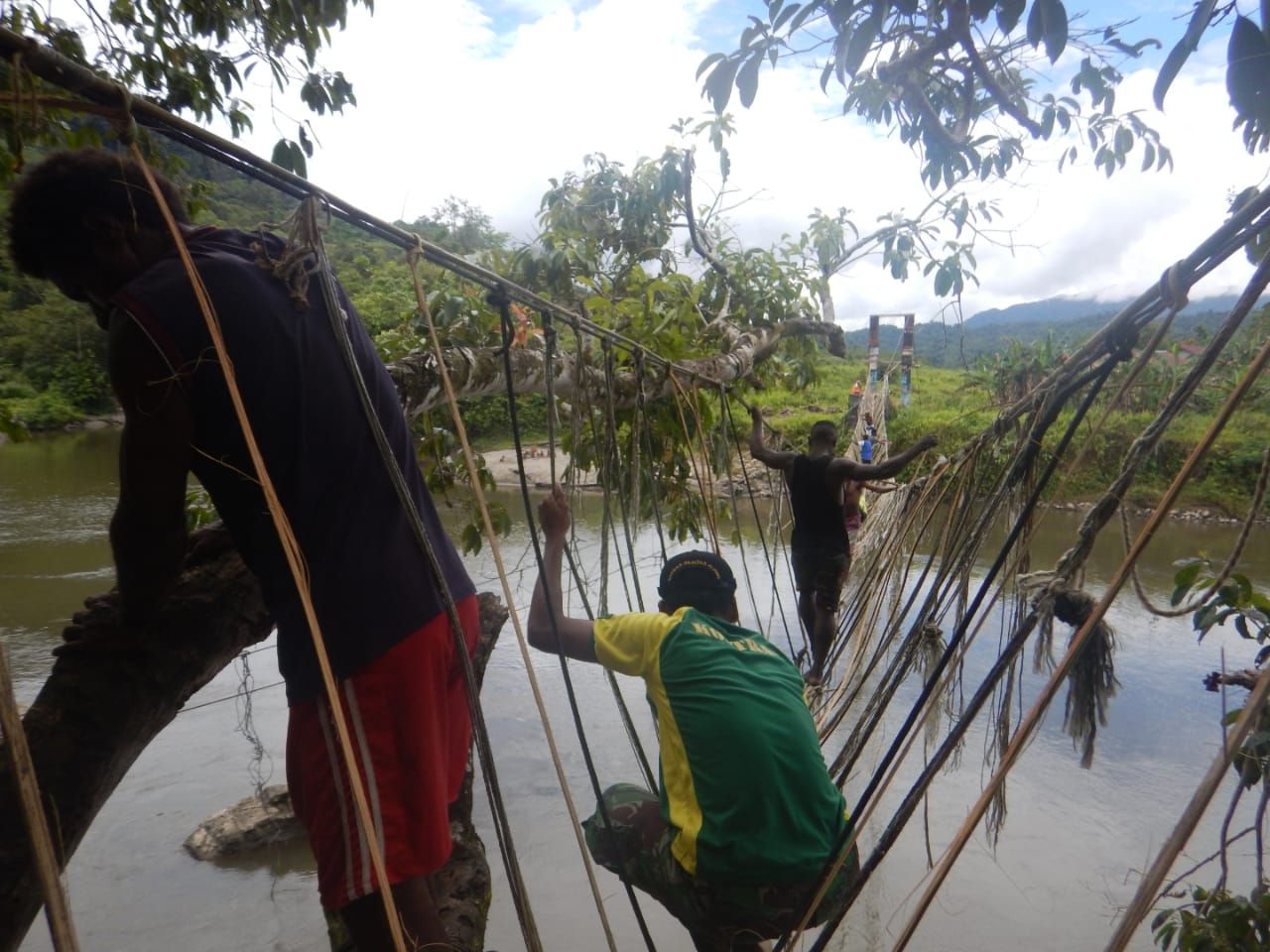 Satgas Yonif Raider 509 Kostrad, Pos Iwur Perbaiki Jembatan Gantung