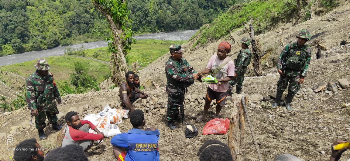 Kodim 1714/PJ Berikan Bantuan Bibit Tanaman ke Masyarakat Kampung Gulai Distrik Gurage 