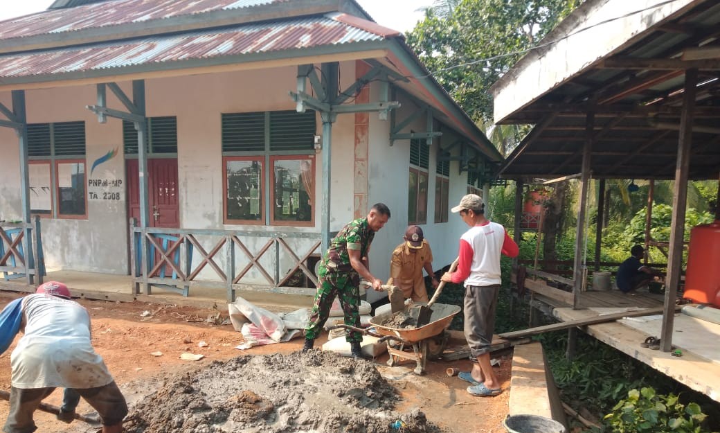 Ini Cara Babinsa Pulau Kumbang Tumbuhkan Semangat Gotong Royong