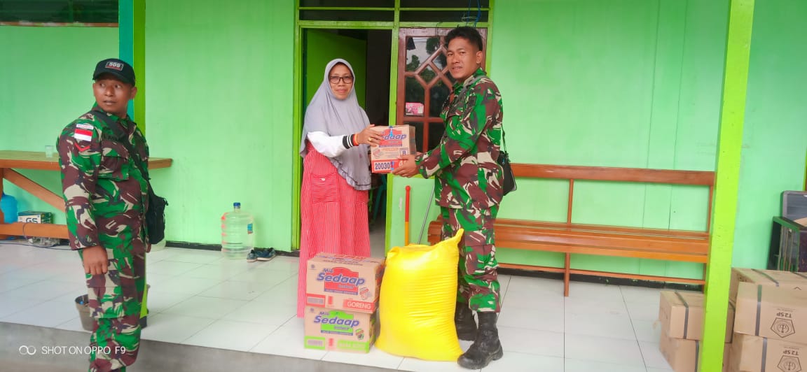 Berbagi Kasih, Satgas Pamtas Yonif Raider 509 Kostrad Bagikan Sembako