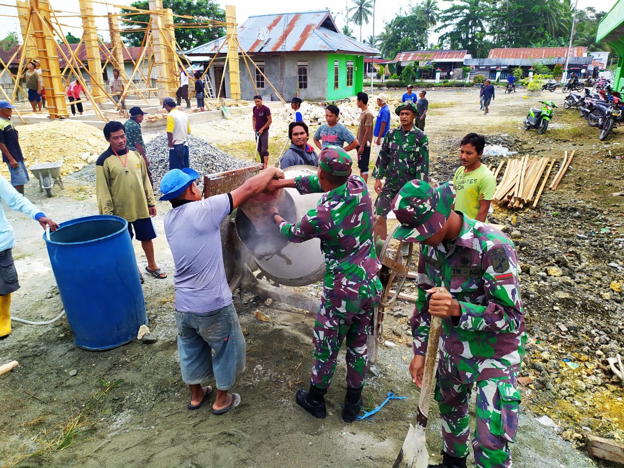 Bersama Masyarakat, Satgas Raider 300 Gotong royong Membangun Rumah