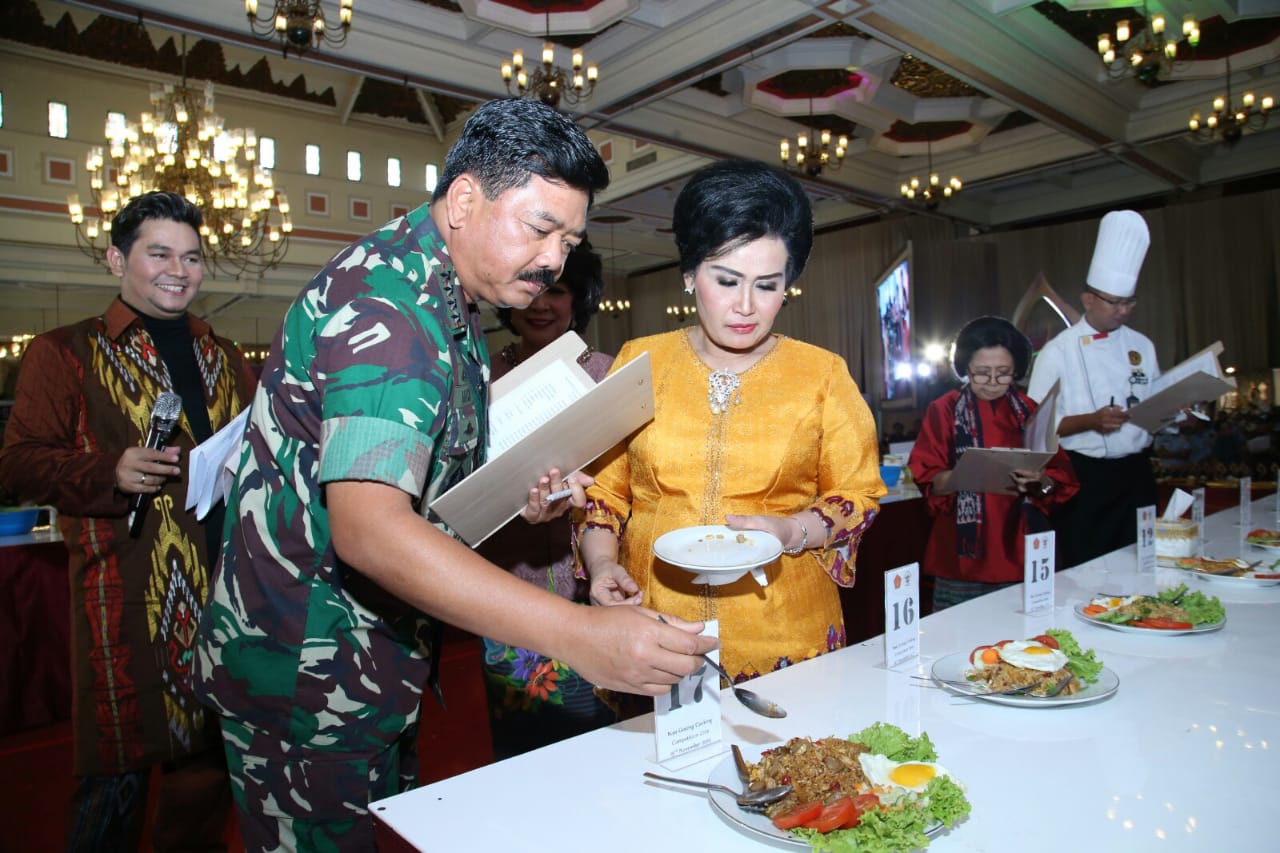 Panglima TNI Jadi Juri Lomba Memasak Nasi Goreng