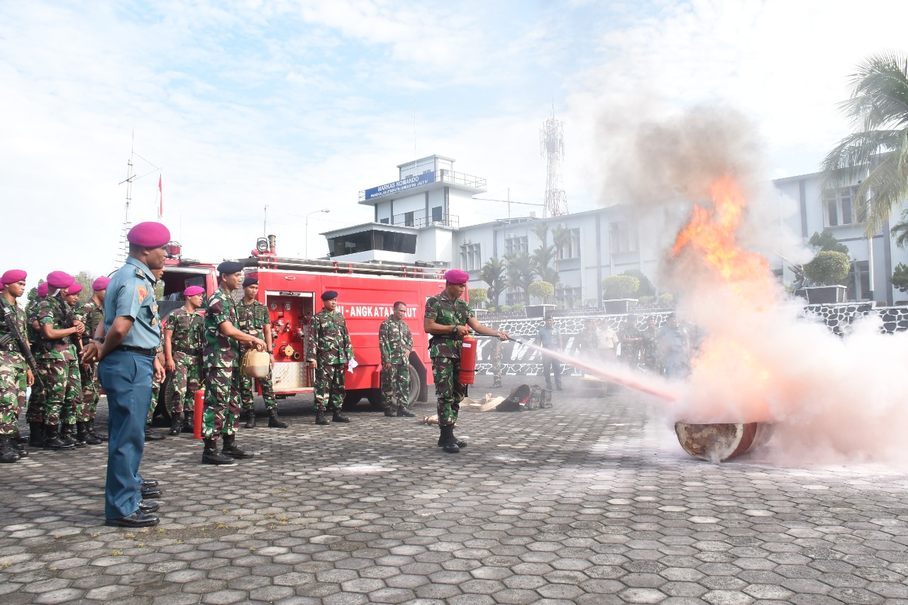 Latihan Penanggulangan Kebakaran di Lantamal IV