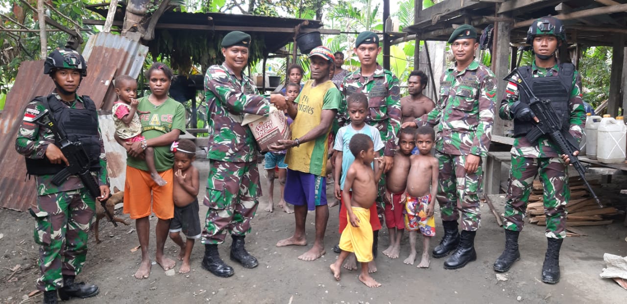 Peduli Warga, Satgas Raider 300 Beri Bantuan Sembako