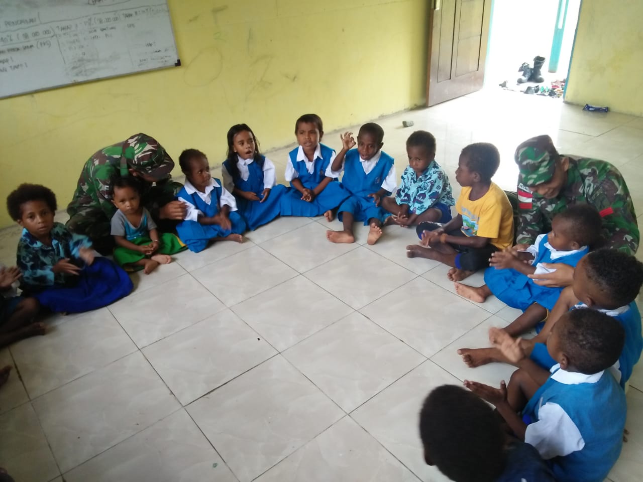 Bernyanyi Bersama Anak-Anak Paud Kampung Kibay Papua