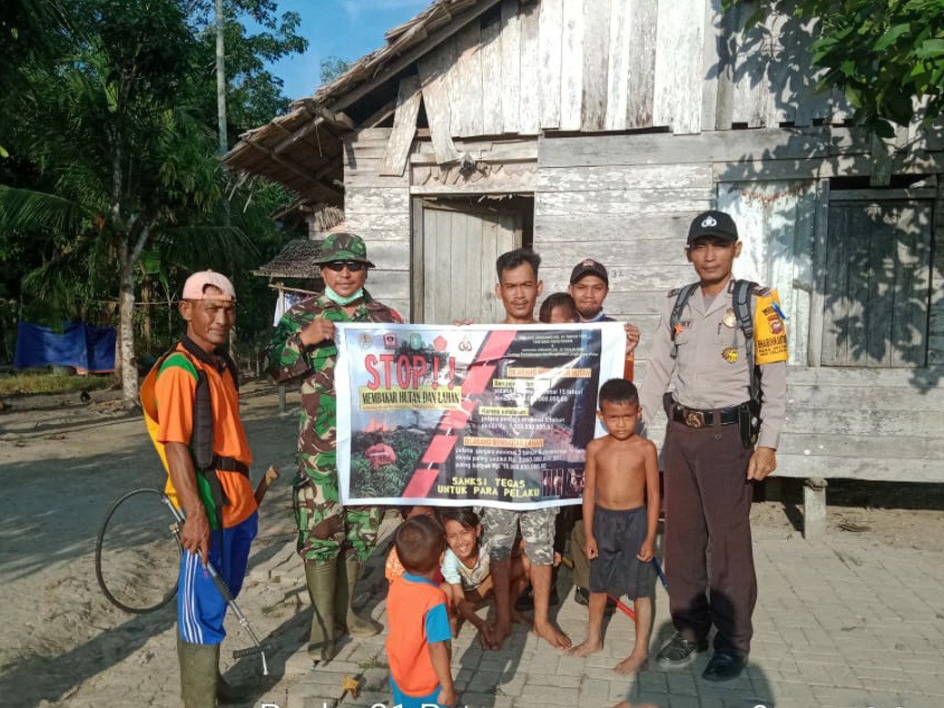 Cegah Dini Karhutla Babinsa Sungai Paduan Beri Sosialisasi Warga