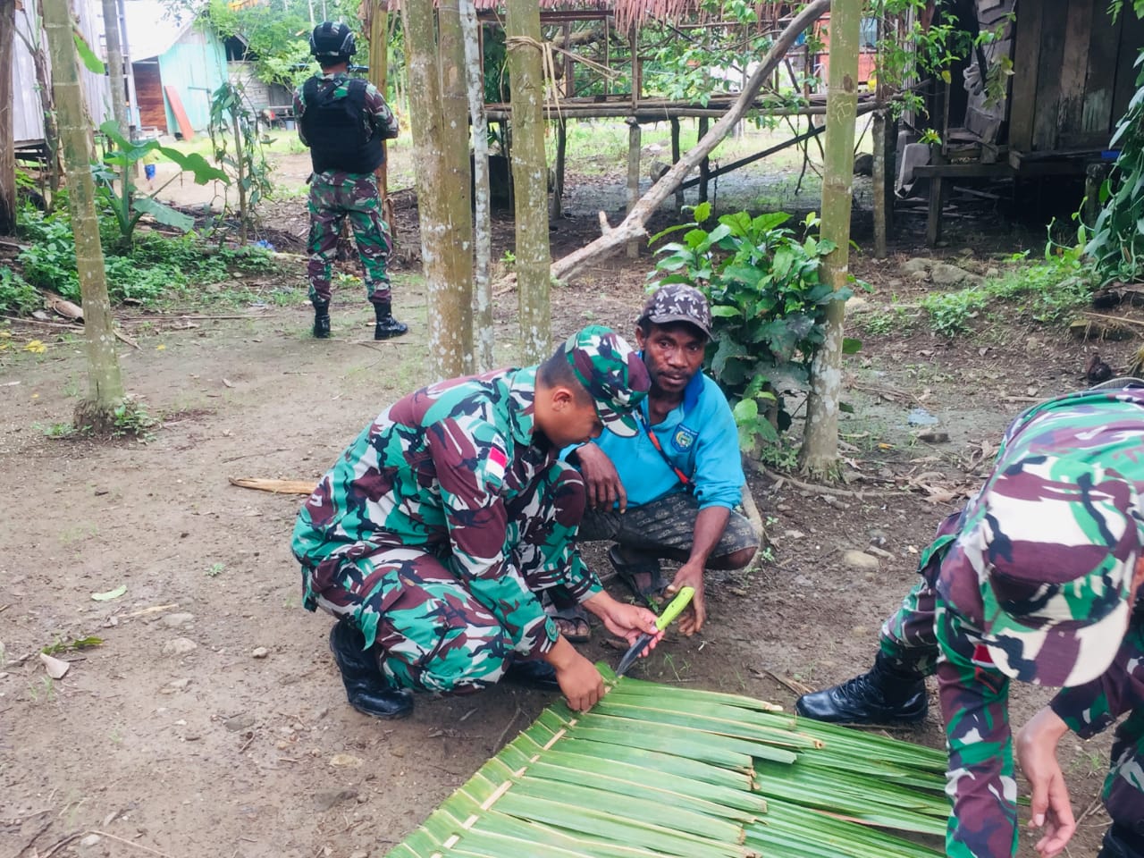 Pembuatan Atap Rumah dari Pohon Sagu