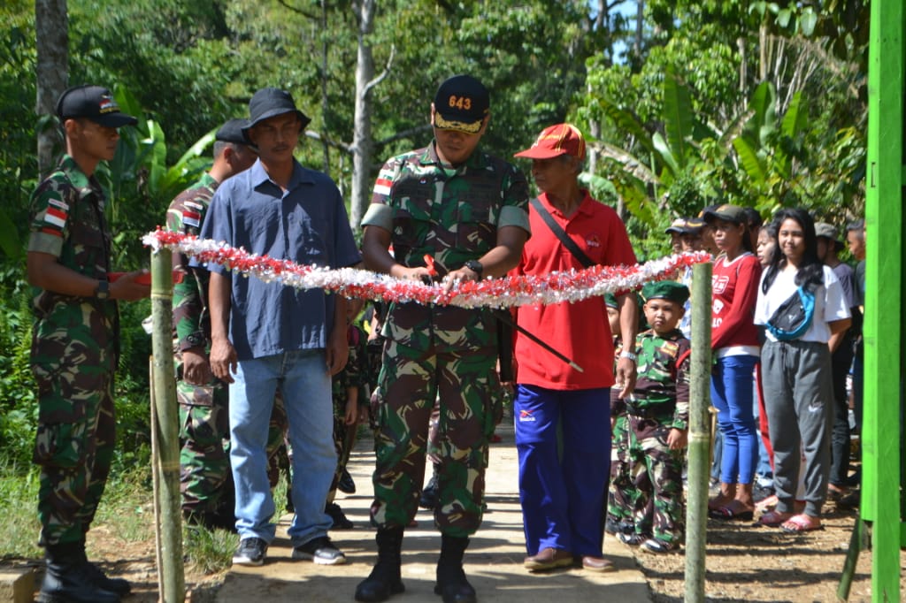 Dansatgas Pamtas 643/Wns Resmikan Wisata Air Terjun Riam Begiham