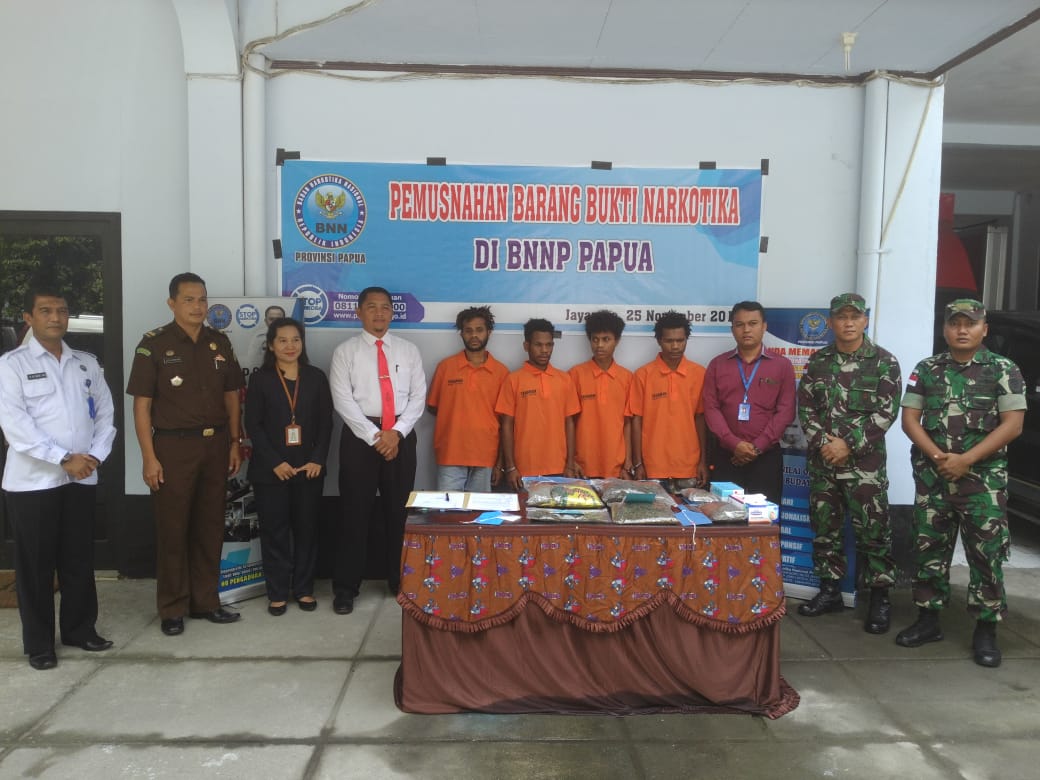 Satgas Raider 300 Bersama BNN Papua Musnahkan Barang Bukti Narkotika