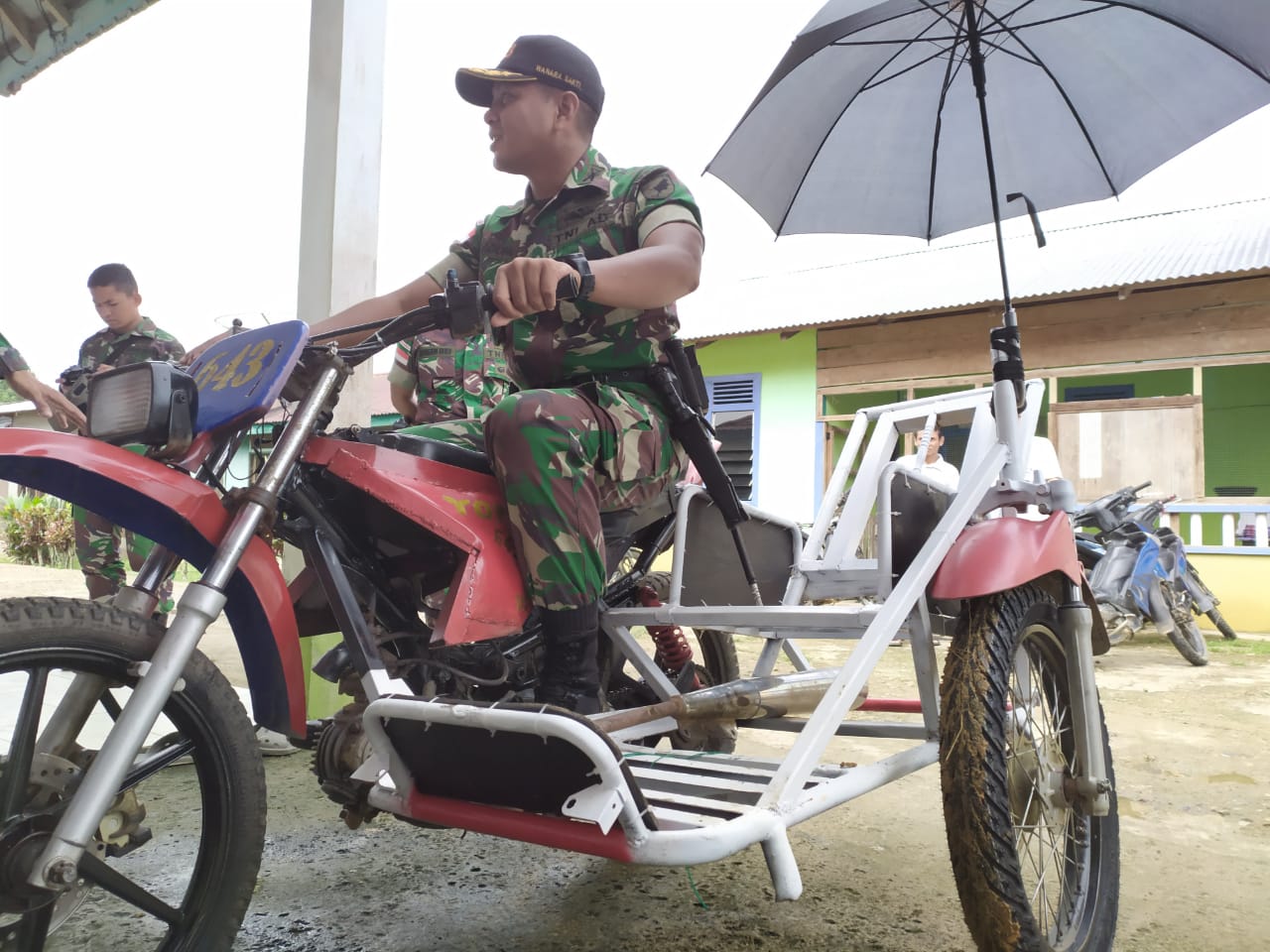 Satgas 643 Hadiahi Warga Kendaraan Pengangkut Pasien