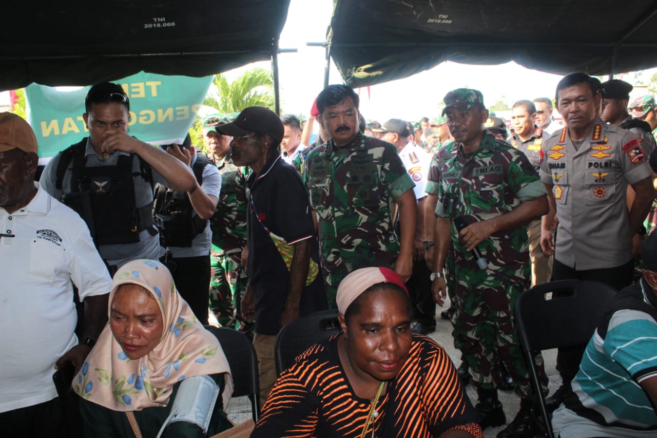 Panglima TNI dan Kapolri Hadiri Bakti Sosial di Perbatasan RI-PNG