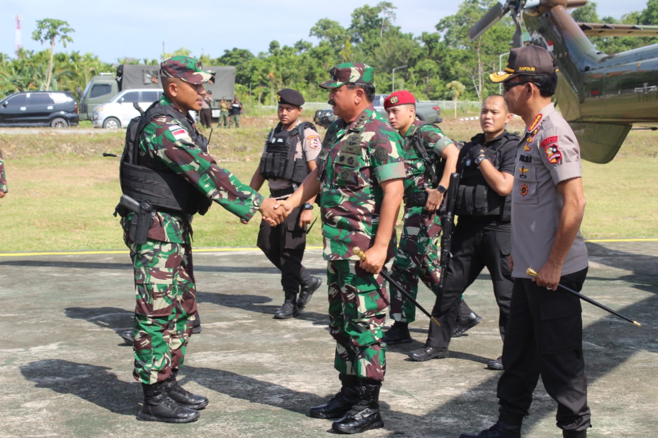 Panglima TNI Tinjau Baksos Kesehatan di Kampung Skouw Papua