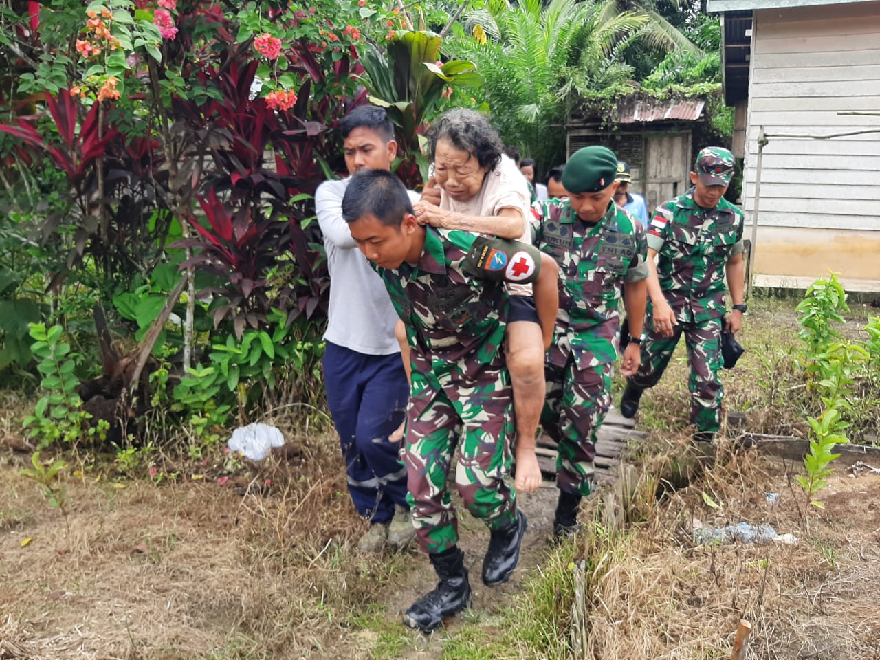 Belum Sepekan Tugas Pamtas, Satgas Yonif 641 Evakuasi Nenek Usia Senja Penderita Katarak