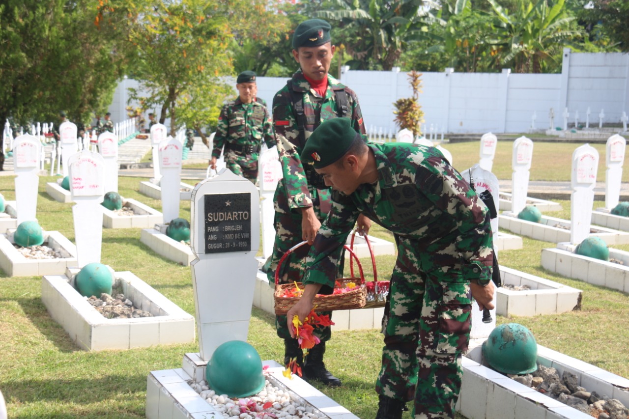 Peringati HUT Ke-15, Satgas Yonif RK 136/TS Gelar Ziarah