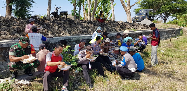 Jumat Berkah, TNI Dan Polri Makan Bersama Petani Di Karangdowo