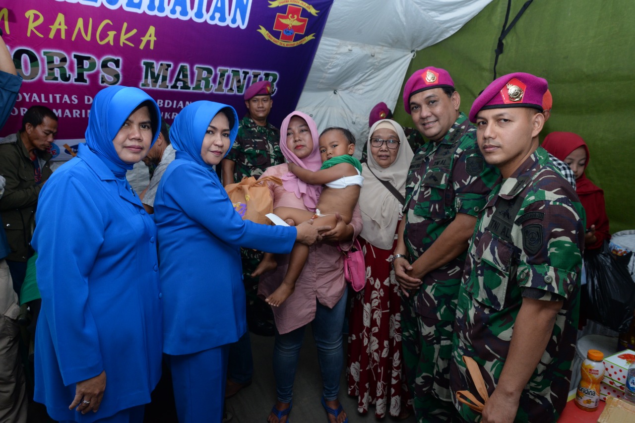 Masyarakat Berbondong-bondong Hadiri Baksos Kesehatan Korps Marinir