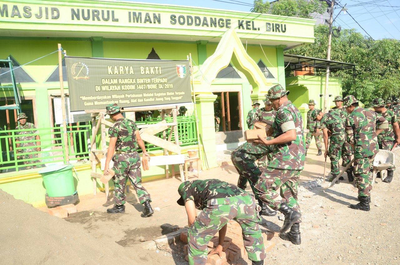 Dandim 1407/Bone Pimpin Langsung Karya Bhakti Di Masjid Nurul Iman