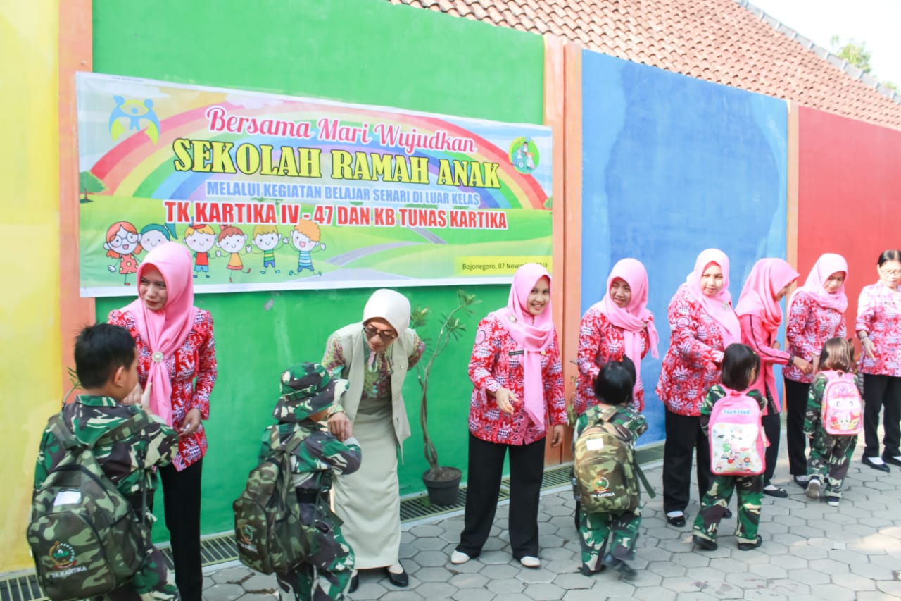 Persit Kodim Bojonegoro Dampingi Siswa TK Kartika IV-47 Belajar di Luar Kelas