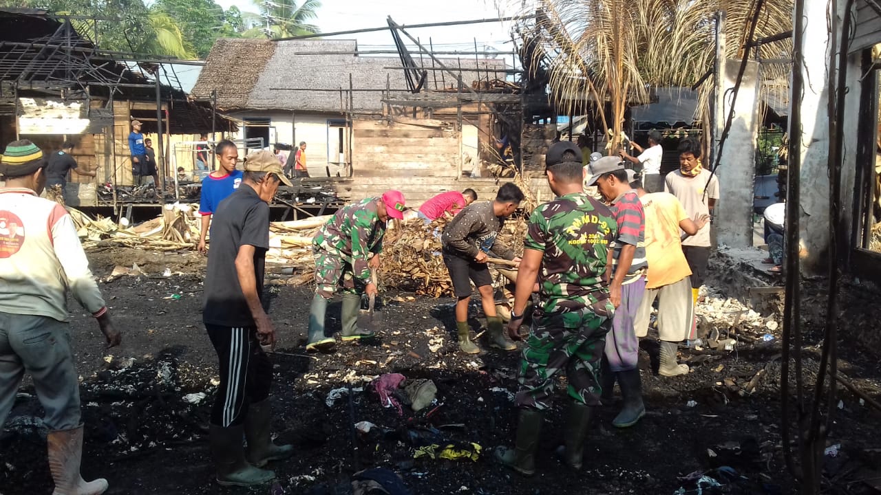 Kodim Barabai Bersama Masyarakat Bersihkan Puing Sisa Kebakaran