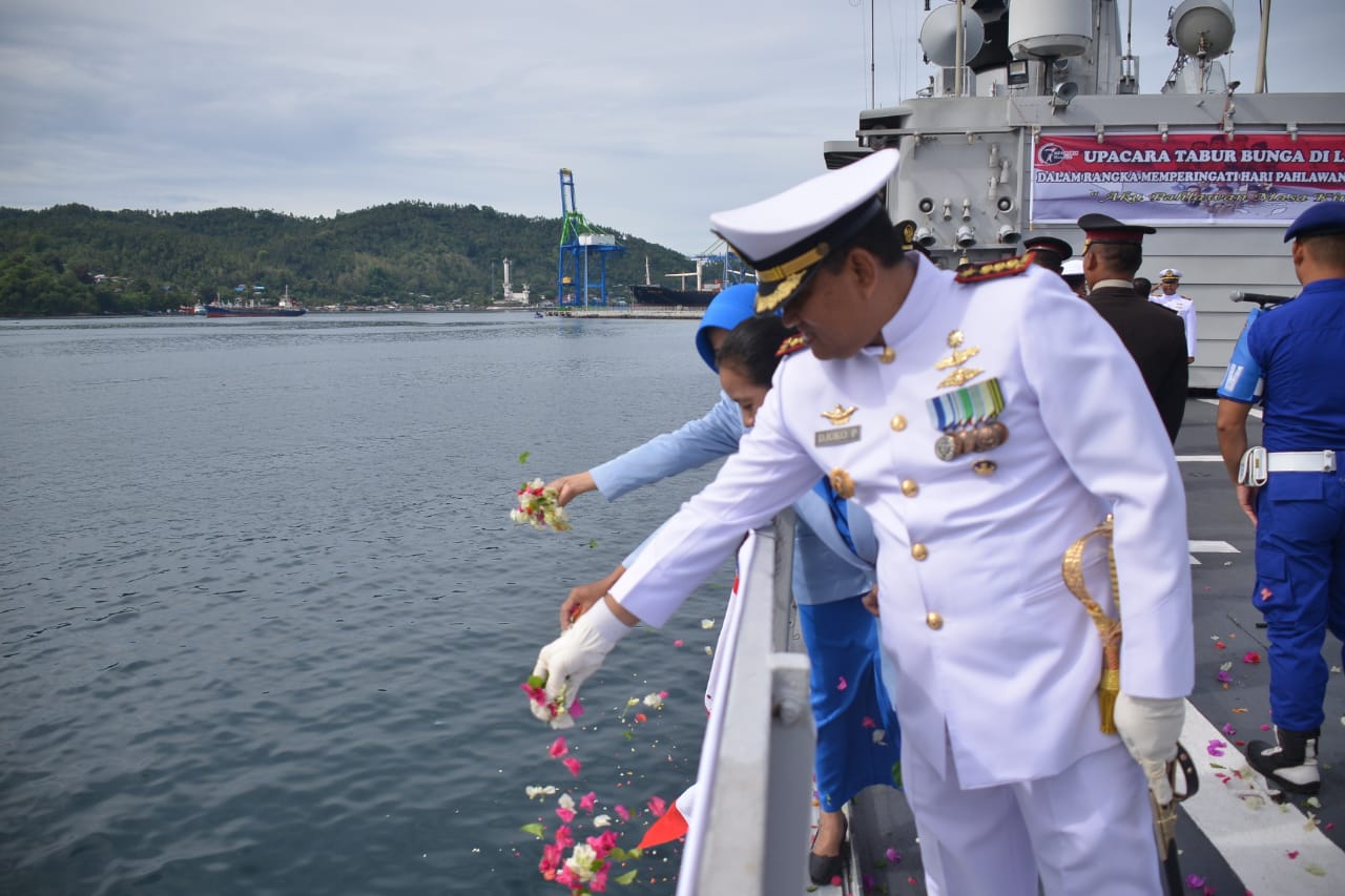 Kenang Jasa Pahlawan, lantamal VIII Tabur Bunga di Perairan Bitung