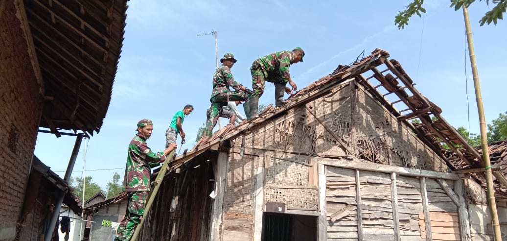 Koramil Sugihwaras Bantu Benahi Rumah Warga Terdampak Angin Kencang