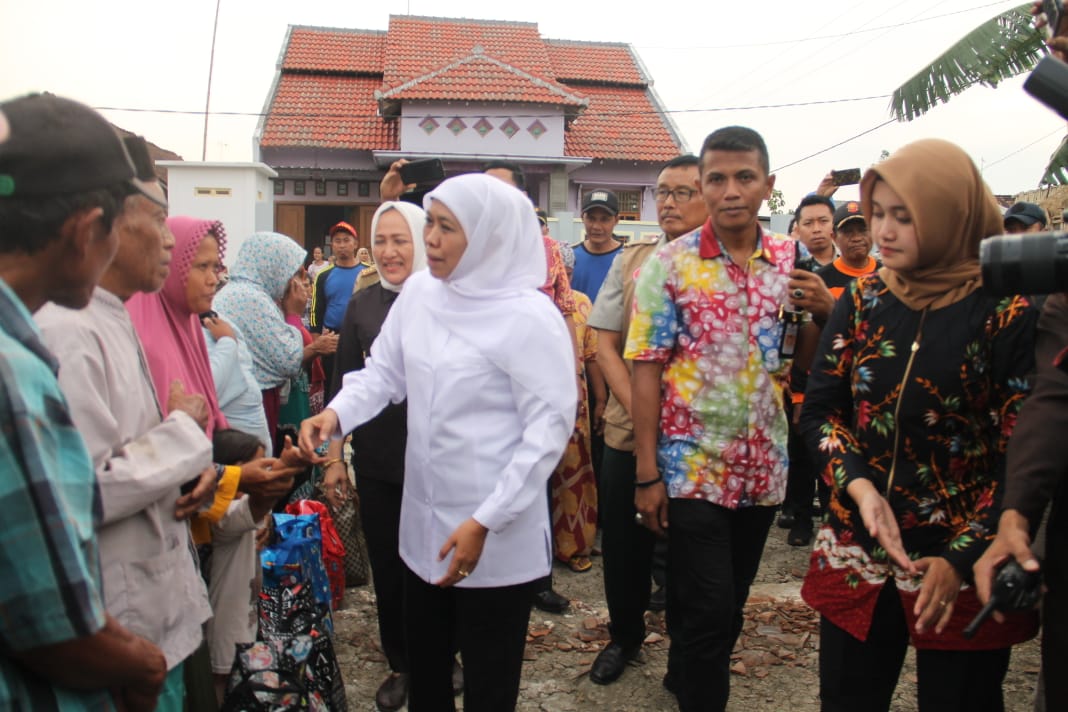 Dandim Dampingi Gubernur Jatim Kunjungi Korban Bencana Angin Puting Beliung