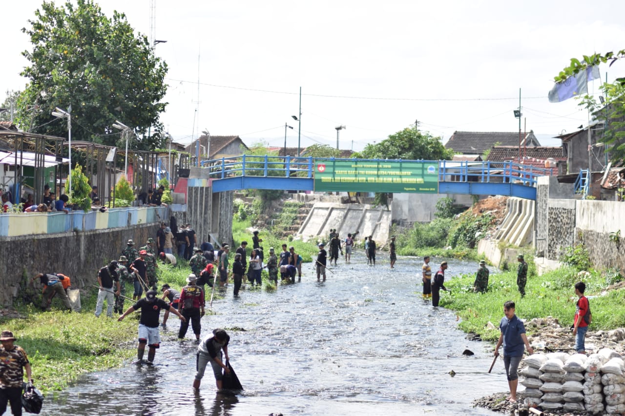 Kodim 0734/Yogyakarta Ajak Warga Bersihkan Sungai Code