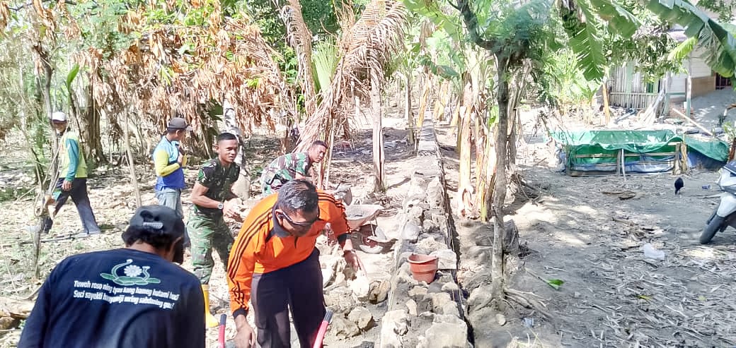 Koramil Bubulan Bantu Warga Sumberbendo Kerja Bakti Bangun Tanggul Penahan Banjir