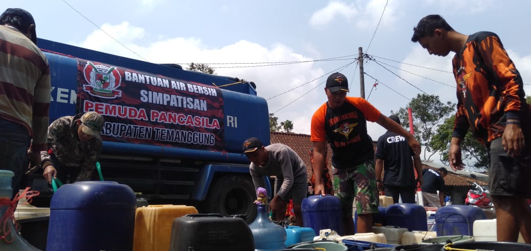 Pemuda Pancasila Distribusikan Air Bersih