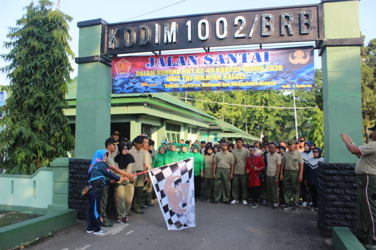 Kasdim Barabai Lepas Jalan Santai HUT Korpri ke 48